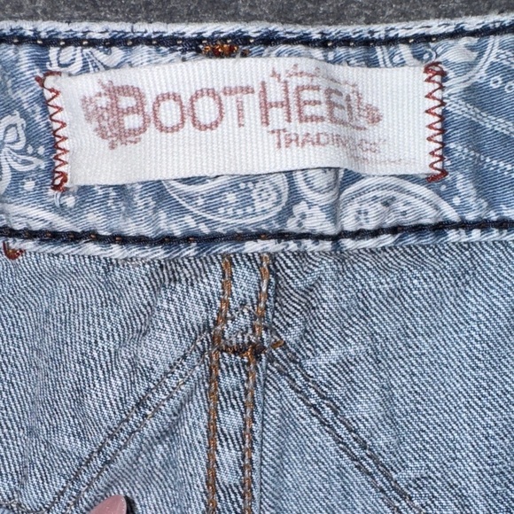 Boot Heel Trading Co- Light Blue Frayed Jean Shorts size 10 - Picture 4 of 15